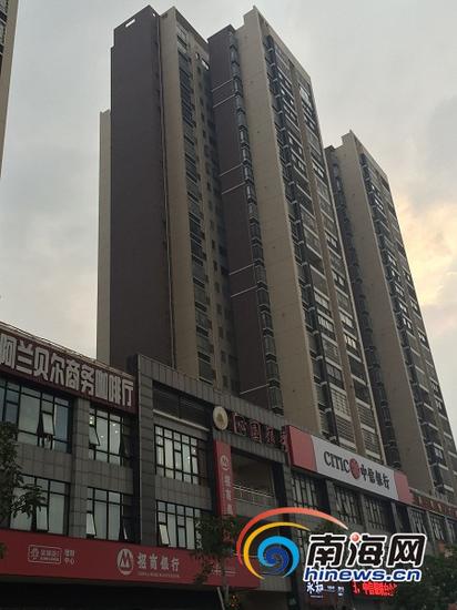 2014年底,来自万宁的林先生在海口海秀中路海角花园二期买了一套24楼的房子,交房时却出现漏水、渗水现象。南海网记者李晓梅摄
