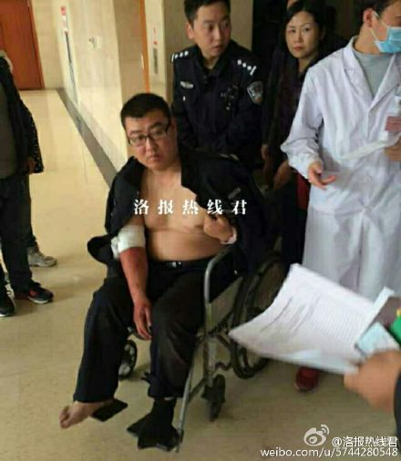 另一名执勤人员接受包扎