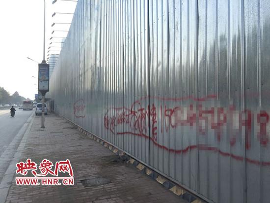 廣告牌上有大量一夜情廣告及電話