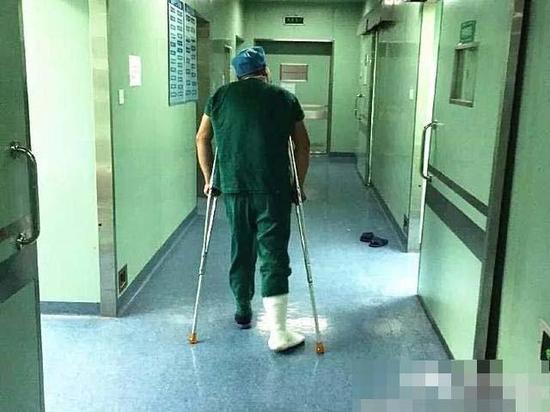 孝感醫(yī)生拄拐為病人做手術