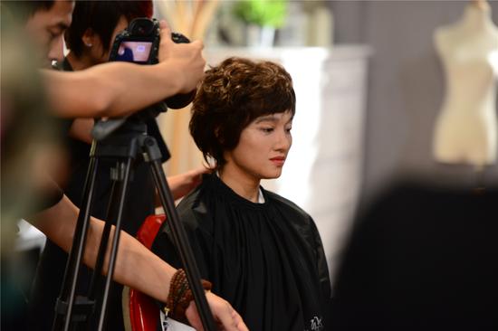 《原来》美女主持人变身60岁广场舞大妈|彭宇