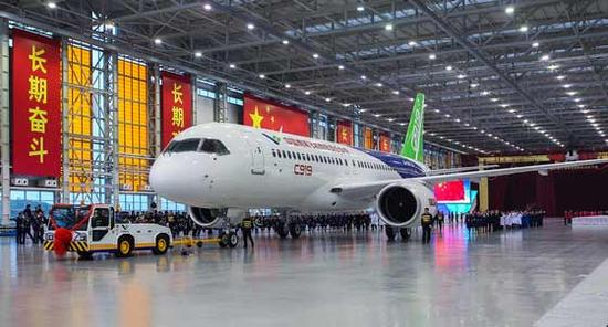 近日,我国自主研制的首款新一代喷气式干线客机C919下线,并向全球公开亮相。