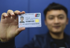 11月4日，杨先生领到自己的社保卡。