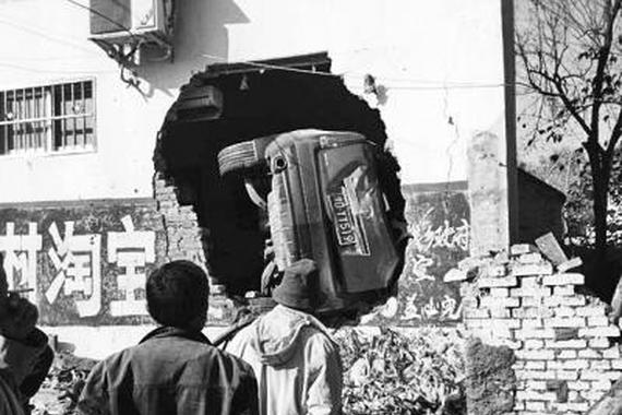 司机迷路驾车“钻”进民宅 致一死一伤