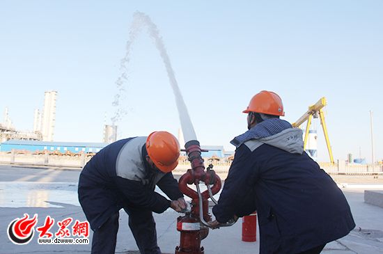 龙港化工工作人员在暗查暗访小组成员的要求下测试消防水炮。