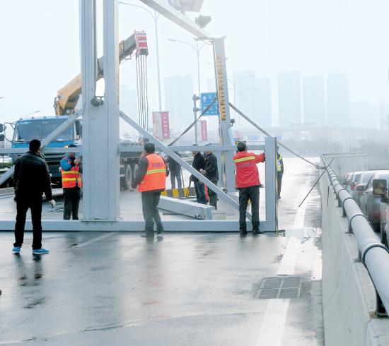 鄭州貨車頂限高桿跑30米 科學(xué)大道被堵成停車場(chǎng)