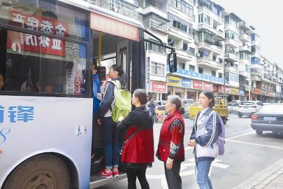 四川简阳公交车取消学生优惠 引发社会争议|学
