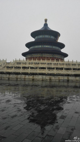 今晨北京天坛出现小雨。（图片来源：微博网友）