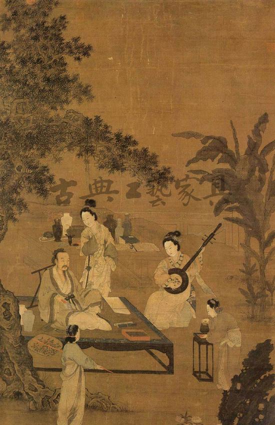 南宋 李嵩《听阮图》。此图园中高木奇石,枝叶掩映翁郁,树下士人持拂闲坐于榻上,左腿盘起,聆听拨阮演乐并赏古玩。旁有仪态娇美仕女,焚香、拈花、持扇随侍。
