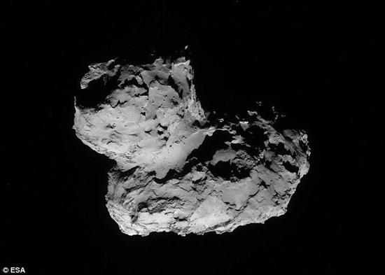 借助“罗塞塔”号探测器,科学家观测到彗星67P拥有独特的“橡皮鸭”外形,然而却对其如何形成这种奇特外形迷惑不解。