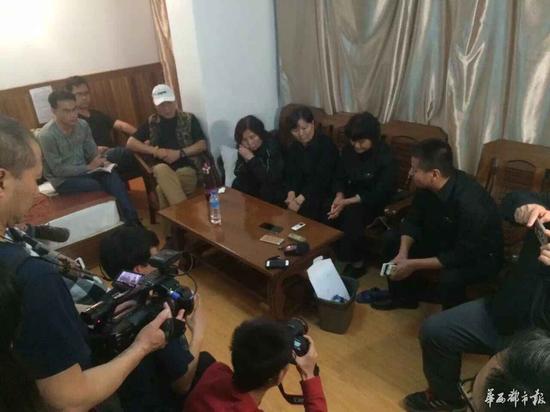 孙春龙在密支那宾馆内，与志愿者和媒体记者紧急通气，并商讨下一步计划。