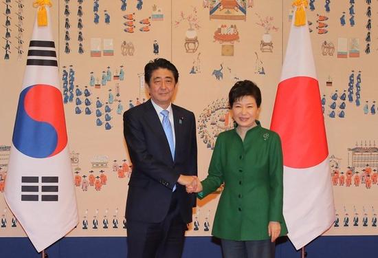 2日，朴槿惠与安倍在首尔举行会晤
