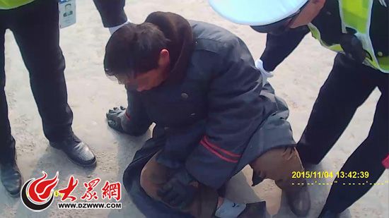 在酒精作用下，韓某兩次逃跑都自己摔倒在地