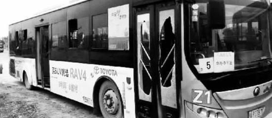 停靠在路邊的公交車被人惡意砸壞