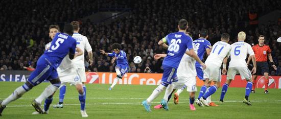 威廉任意球绝杀瞬间