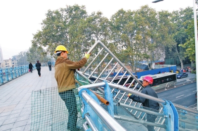 已有施工人員將橋面上的玻璃和護欄卸下