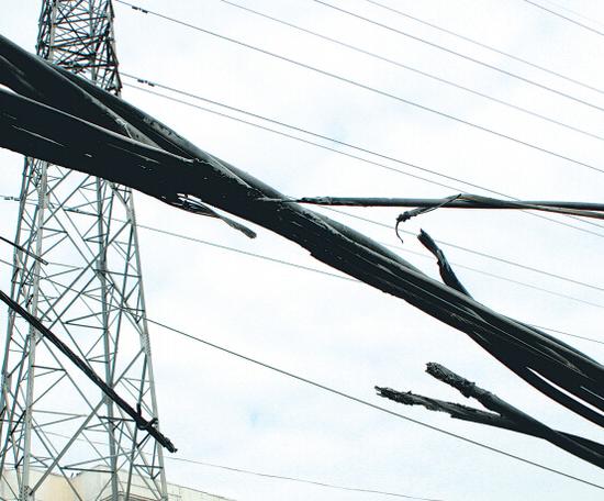 11萬伏高壓線掉落，并燒著了橋南一座居民樓一層住戶的棚子