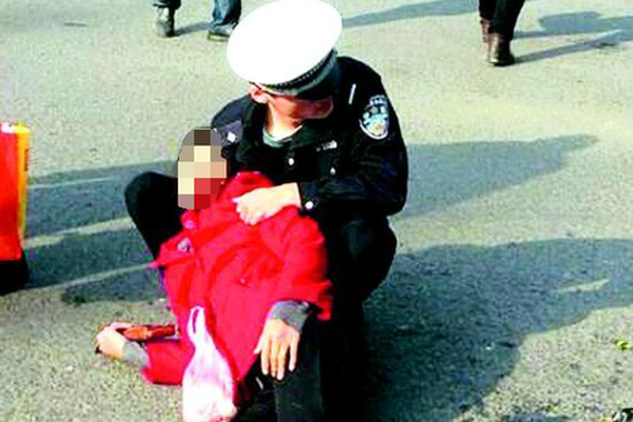 协警遇老人被车刮倒 跪地将老人拥入怀中