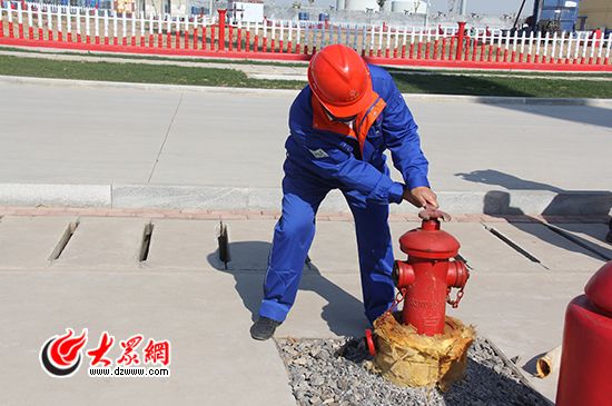 在山东汇东新能源有限公司暗查暗访过程中,暗查暗访小组成员要求工作人员随机打开一处消防栓,检查其是否可用。
