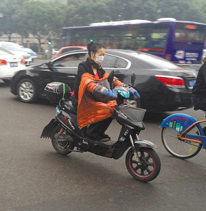 穿风衣骑自行车_骑自行车卡通图片(3)