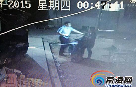 发现自己的电动车出现在宿舍院子,男子拿着一把长枪开始叫骂。趁其不备,民警迅速冲出来将其制服