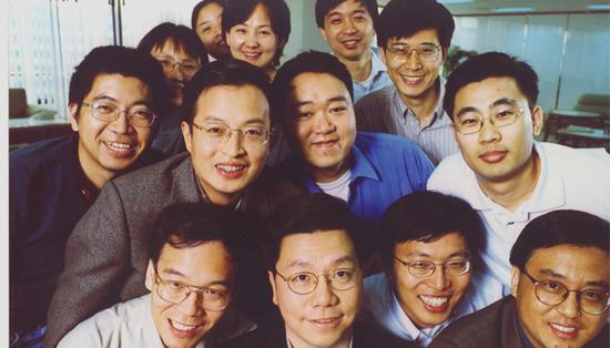 微软研究院高管李世鹏跳槽科通芯城任CTO 1999年,微软亚洲研究院全家福。