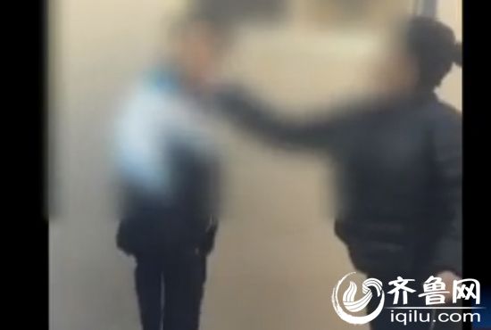 视频中，一名穿黑色上衣的女生一边抽着烟，一边连续扇校服女生的脸（视频截图）