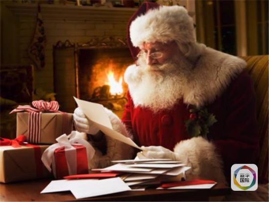 圣诞老人阅读信件