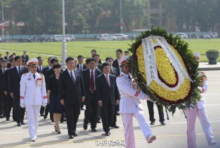 习近平拜谒胡志明陵并敬献花圈