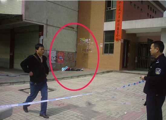 据当地居民介绍,出事的是B单元,男孩住在4楼,但是是从17楼楼顶坠落的,楼顶发现了他的书包。当地一家超市老板说,下午三四点时,曾看见坠亡的小男孩背着书包从超市经过。