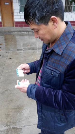 張貼供電服務公示牌，發放便民服務卡