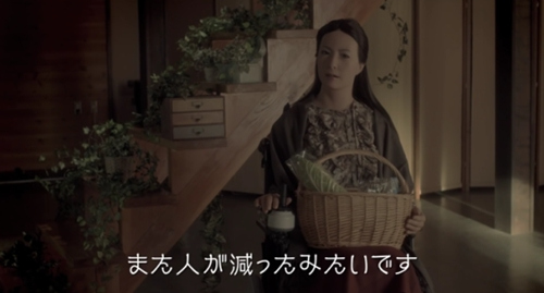 日美女机器人演电影与真人搭戏