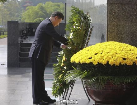 习近平为胡志明敬献花圈