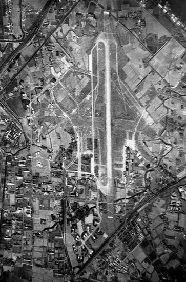 1939年,侵华日军强行圈占民田,拆毁殷行镇建设江湾机场.