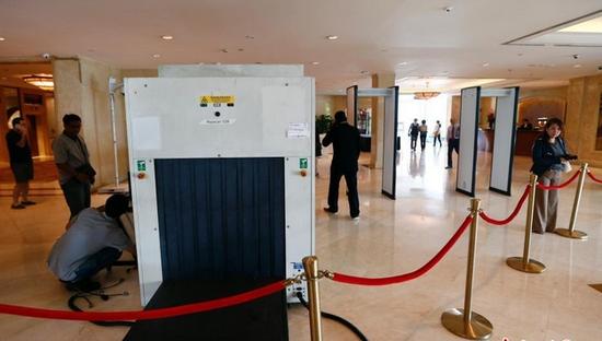 6日的新加坡香格里拉酒店，工作人员正在安装安检设备。