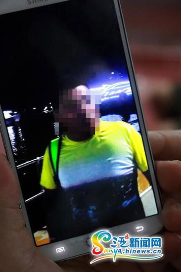 随后,三亚旅游警察根据游客提供视频信息,掌握了黑导游岐某钊的外貌特征。三亚新闻网记者邓松摄