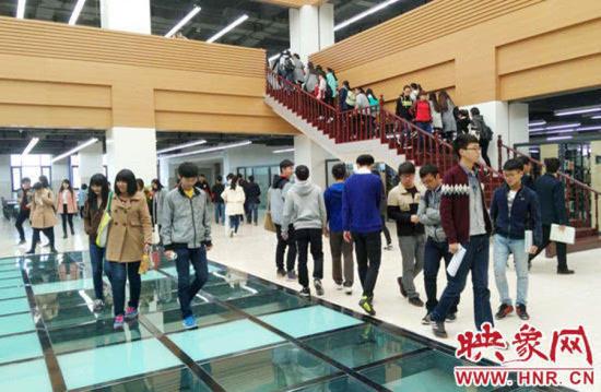 近日,郑州航空工业管理学院图书馆内一处悬空的玻璃路面引起了大家热议。