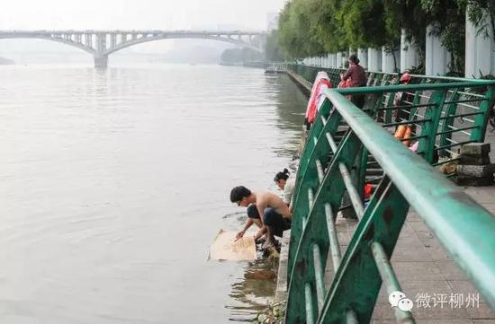 图为11月5日，事发地一带沿岸水很浅，到深水区要游出数米。黄威铭 摄