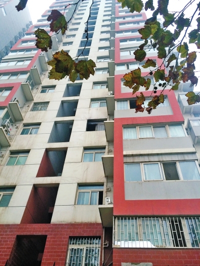 失火住戶家窗戶被燒黑