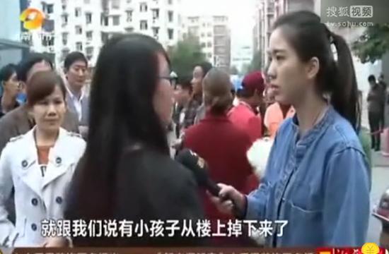 11月5日晚,湖南长沙市公安局开福分局政治处工作人员向澎湃新闻证实,11月3日下午,长沙一8岁男童坠楼身亡,犯罪嫌疑人系男童继母。11月5日下午,嫌疑人前往事发地指认了现场。