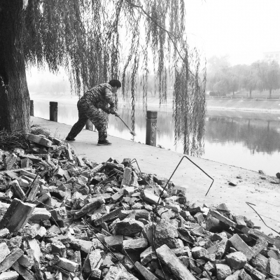 工人在拆除剩下的混凝土柱子