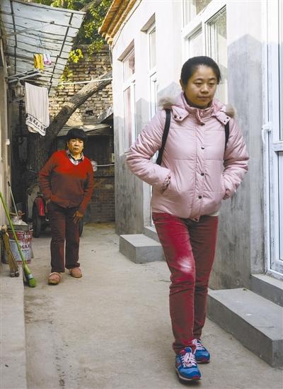 母亲越来越走不动路，22岁的李雪，开始踏上独自找回“李雪”的路。 本报记者 王伟伟摄