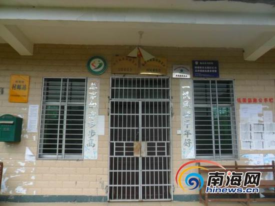 11月6日,南海网记者来到临高县新盈镇朗英村村委会。令人惊讶的是,偌大的该村办公楼竟然没有通路,走过一片泥泞和草地后,发现整栋办公楼皆空无一人。虽然此时是上午10时许,但却大门紧锁。(南海网记者组摄)