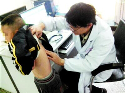 十堰男童被后妈戳出7个血窟窿终随生母远走他