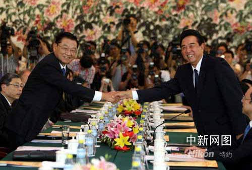 2008年6月12日，海峡两岸关系协会会长陈云林与台湾海峡交流基金会董事长江丙坤在北京钓鱼台5号楼举行会谈，两会领导人直接启动了双方中断九年的商谈。中新社记者 任晨鸣 摄