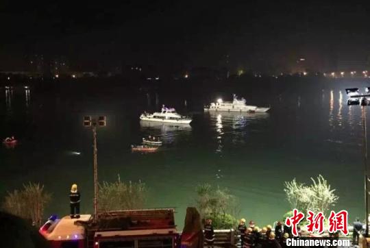 图为11月4日晚，肖文荪落水后江面救援画面。　钟欣　摄