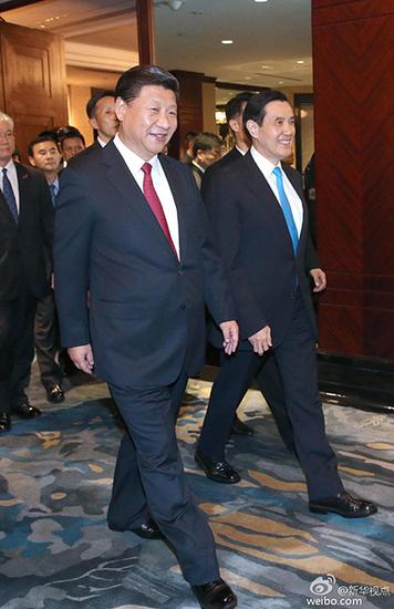 两岸领导人微笑着并肩走向会谈现场。
