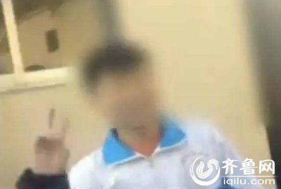 當(dāng)時(shí)現(xiàn)場有很多穿著校服的學(xué)生,卻沒有人上前勸止,反而有一名男同學(xué)微笑對著鏡頭擺出了“剪刀手”。(視頻截圖)
