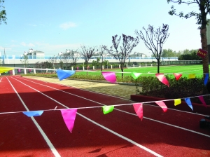 南京晓庄学院实验小学跑道仍有刺鼻味 称已按