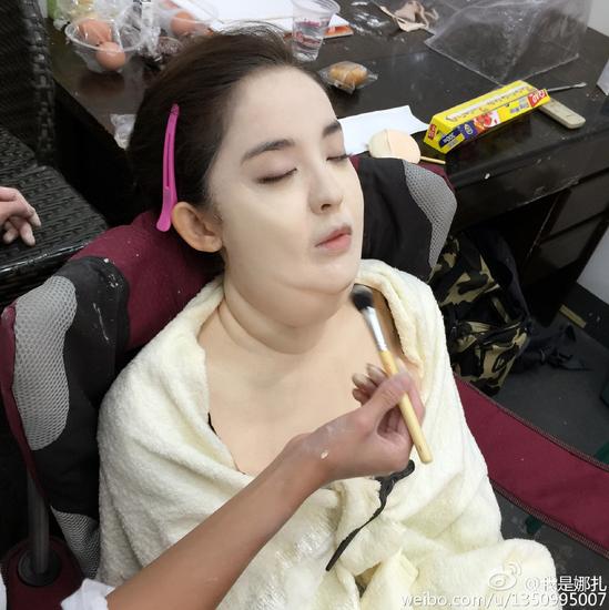 网曝古力娜扎舌吻照 疑回应:已是过去式